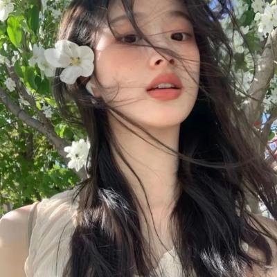 穿黄睡衣的女孩